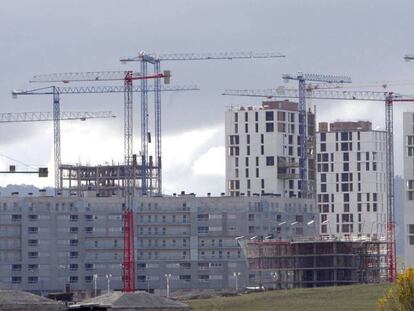 En la imagen, varios edificios de viviendas en construcción. EFE/Archivo