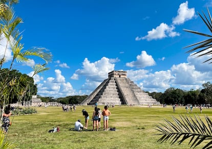 El tren maya, la autopista de la costa Pacífica y un eclipse. Este año hay muchas razones para viajar (o para volver a México). A las habituales, se suman en 2024 un nuevo y flamante ferrocarril, un gran evento de observación de estrellas y una superautopista hacia la costa. Tres razones convincentes para viajar a playas caribeñas y antiguas ruinas mayas; contemplar desde la arena dorada de Mazatlán un eclipse solar o visitar los pueblecitos bohemios de playa a lo largo de la escarpada costa de Oaxaca.
Para comenzar, tenemos el nuevo tren maya, que creará una ruta circular de 1525 km por el sureste de México, y transformará de forma radical los viajes por la península del Yucatán: ahora será posible empezar el día en las ruinas mayas de Chichen Itzá, apearse para bucear en los arrecifes de Puerto Morelos y después tomarse una copa en un moderno chiringuito de playa de Tulum. El tren también para en el aeropuerto de Cancún, principal punto de entrada a la península. Este ferrocarril no ha estado exento de polémicas: los ecologistas temen que estos trenes tan pesados colapsen la delicada red subterránea de ríos y pozas de piedra caliza, los llamados cenotes. La sostenibilidad y la masificación turística serán temas candentes los próximos años.
Otra excusa para viajar a México en 2024 será asistir al eclipse total de sol, sobre el mediodía del 8 de abril del 2024 en la playa de Mazatlan, en el Pacífico. Y ya de paso, recorrer las maravillas naturales de Mazatlan, incluyendo la observación de ballenas de diciembre a abril y de observación de aves todo el año.
La tercera oportunidad es la nueva autopista que conecta la ciudad de Oaxaca y Puerto Escondido y que llevara al viajero a la playa de la magnífica costa del sur en solo 3 horas, y a codearse con los surfistas de Puerto Escondido, cuna de la “Mexican Pipeline”, con los “jipis” de Zipolite y disfrutar de su famosa playa nudista, en un relajado y tolerante ambiente.