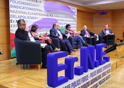 Participantes en las jornadas sobre el modelo policial organizadas en Bilbao por Erne.
