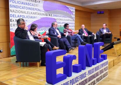 Participantes en las jornadas sobre el modelo policial organizadas en Bilbao por Erne.