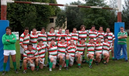 El equipo de rugby de Hernani en 2005. En sendos círculos, Beñat Aginagalde (a la izquierda) y Agirresarobe.