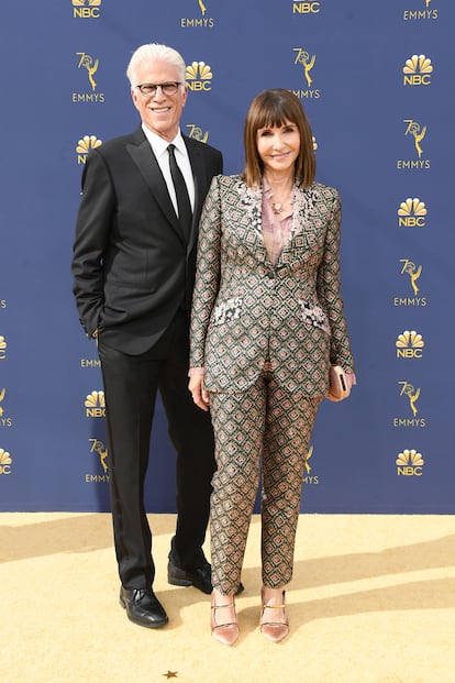 Ted Danson, nominado por The Good Place, junto a su pareja, la también actriz Mary Steenburgen.