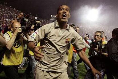 Ronaldinho celebra la victoria del Barça en la Liga española 2004-2005.