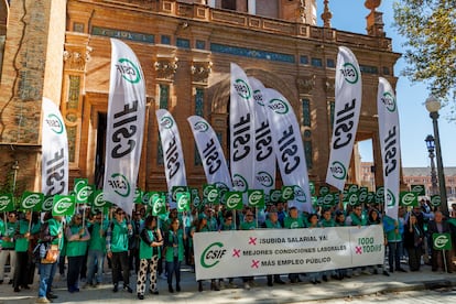 Funcionarios convocados por CSIF durante la concentración del 11 de noviembre ante la Subdelegación del Gobierno en la Plaza de España de Sevilla para exigir al Ejecutivo la reactivación de la negociación en la Función Pública y la continuidad en Muface.