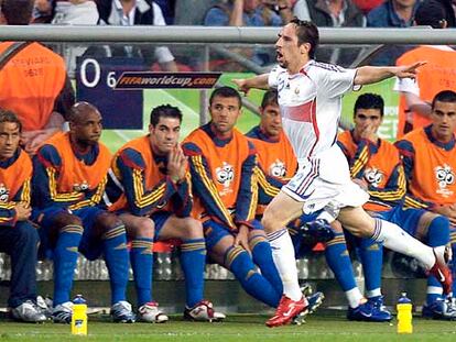 Ribéry celebra su gol, el del empate de Francia, ante la mirada de los suplentes de España.
