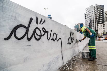 Funcion&aacute;rio da Prefeitura apaga picha&ccedil;&atilde;o com nome de Doria.