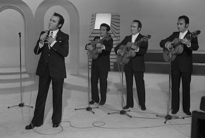 Manolo Escobar, acompa&ntilde;ado por sus hermanos, durante la grabaci&oacute;n de un programa de televisi&oacute;n. 