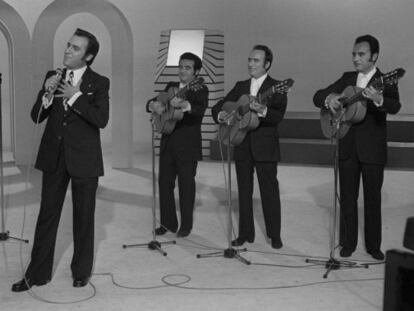 Manolo Escobar, acompa&ntilde;ado por sus hermanos, durante la grabaci&oacute;n de un programa de televisi&oacute;n. 