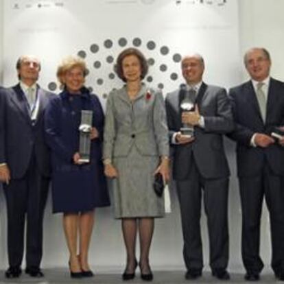 Foto de familia de la reina Sofía junto a los galardonados