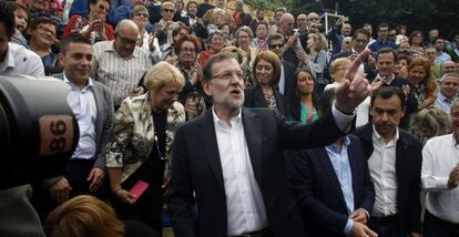 El presidente del Gobierno y candidato del PP a las generales, Mariano Rajoy, a su llegada en Finestrat (Alicante) al último acto de partido en el que participa antes de convocar el próximo lunes las elecciones generales del 20 de diciembre. / EFE