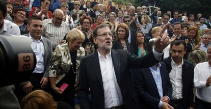 El presidente del Gobierno y candidato del PP a las generales, Mariano Rajoy, a su llegada en Finestrat (Alicante) al &uacute;ltimo acto de partido en el que participa antes de convocar el pr&oacute;ximo lunes las elecciones generales del 20 de diciembre. / EFE