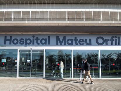 Entrada del Hospital Mateu Orfila de Mahón (Menorca).