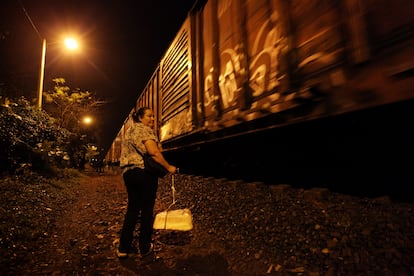 Las Patronas entregan comida en Veracruz, en 2013
