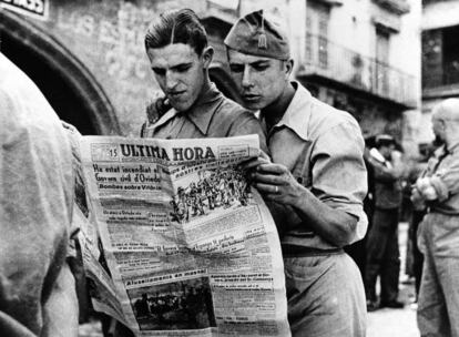 'Soldados leyendo un diario en Alcañiz', una de las fotografías que se pueden ver en la exposición de Barcelona.