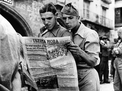 'Soldados leyendo un diario en Alcañiz', una de las fotografías que se pueden ver en la exposición de Barcelona.