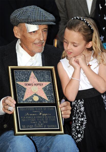 El actor Dennis Hopper junto a su hija Galen, durante su homenaje en el Paseo de la Fama de Hollywood.
