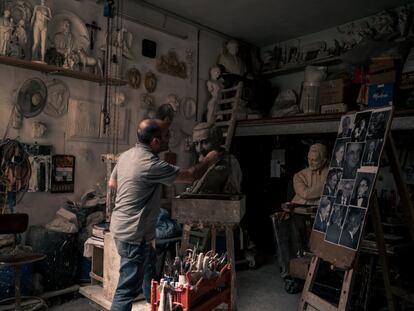 Rabat, Malta. 12 de mayo de 2018. Josef trabaja en su taller en la escultura de un político maltés fallecido recientemente. Josef suele recibir encargos de esculturas de la Iglesia o el Gobierno.