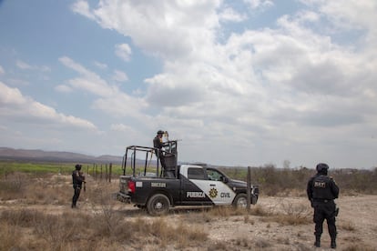Policía estatal Fuerza Civil durante la búsqueda de una mujer desaparecida en Nuevo León.