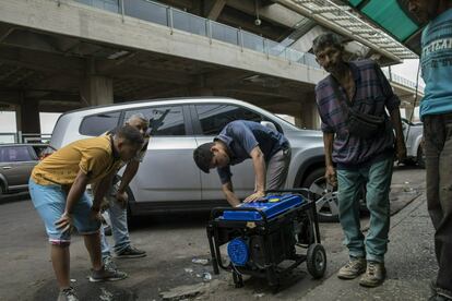 Maracaibo se convirtió en la zona cero del colapso en Venezuela. A la falta de electricidad se unió la escasez en el suministro de agua, de gasolina y las dificultades para garantizar las condiciones en la conservación de los alimentos. La distorsión de la vida en una ciudad emblema del auge petrolero.