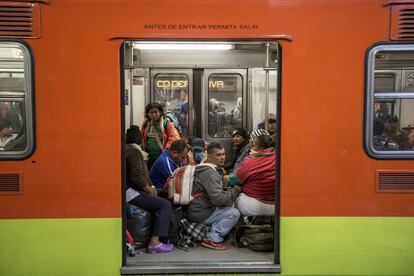 Após cinco dias de espera, os primeiros migrantes saíram da capital do México de metrô, no dia 9 de novembro.