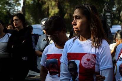 Integrantes de colectivos de búsqueda de la Ciudad de México acompañan a la familia de Cervantes Cabañas durante su entierro. 