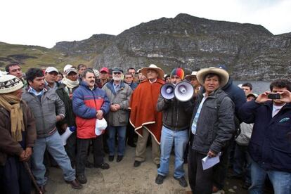 Los sacerdotes Miguel Cabrejos y Gastón Garatea (cuarto y quinto por la derecha) con un grupo de cajamarquinos.