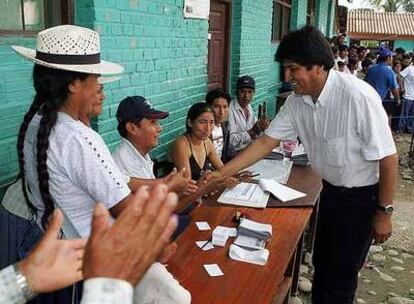 El presidente de Bolivia, Evo Morales, saluda a los miembros de una mesa electoral en Cochabamba.