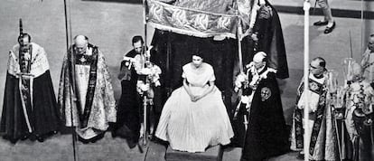 En la imagen, Isabel II en compañía del arzobispo de Canterbury y diversos miembros liderados por el rey de armas principal de la Jarretera, George Bellew, antes de ser ungida con el óleo sagrado, una de las partes más sagradas y misteriosas de la ceremonia. Un momento que se consideraba tan sagrado que es el único que no pudieron captar las cámaras de televisión.