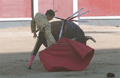 <b>Joselito,</b> en uno de sus pases ayer en Las Ventas.