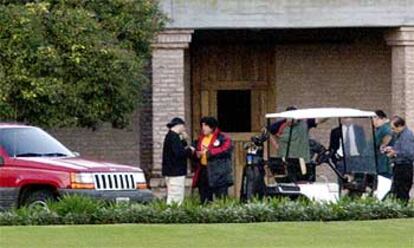 Maradona, en el centro, a las puertas de la finca de General Rodríguez, donde viajó tras dejar el hospital.