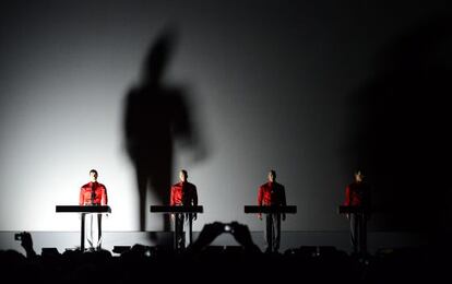 Kraftwerk interpreta la canción 'Roboter' en la Neue Nationalgalerie en Berlín.