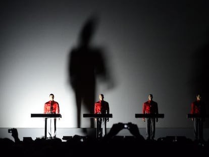 Kraftwerk interpreta la canción 'Roboter' en la Neue Nationalgalerie en Berlín.