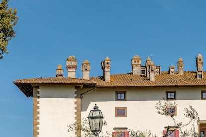 La villa La Ferdinanda, reconocible por su impresionante escalera de estilo milanés a la entrada, es famosa por el enjambre de chimeneas que decora el tejado.