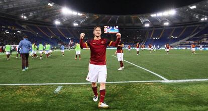 Francesco Totti celebra la victoria de la Roma ante el Torino.