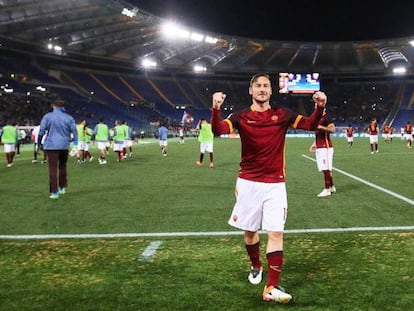 Francesco Totti celebra la victoria de la Roma ante el Torino.