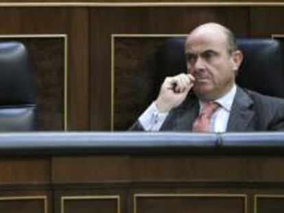 El ministro de Economía Luis de Guindos, durante la sesión de control al Gobierno en el pleno del Congreso de los Diputados. EFE/Archivo