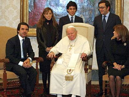 Aznar y su esposa flanquean al Papa; detrás, sus hijos Ana y Alonso, y su yerno, Alejandro Agag.