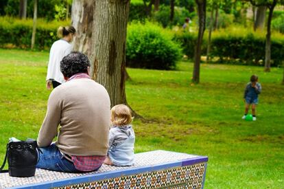 Varias familias con niños en un parque.