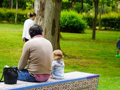 Varias familias con niños en un parque.