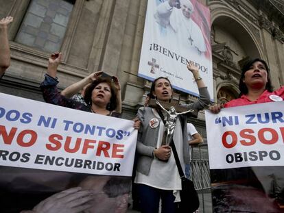 Protesto do movimento Laicos de Osorno em Santiago do Chile