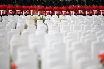 Soldados esperan en el cementerio de Tyne Cot donde se encuentran las tumbas de guerra de la Commonwealth, al comienzo de una ceremonia a la que han asistido el príncipe Carlos, el príncipe Guillermo, la princesa Catherine y los reyes Philippe y Mathilde de Bélgica en Ypres (Bélgica).