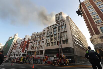 En la extinción del fuego colaboran los bomberos, el Samur Protección Civil y la Policía Municipal.