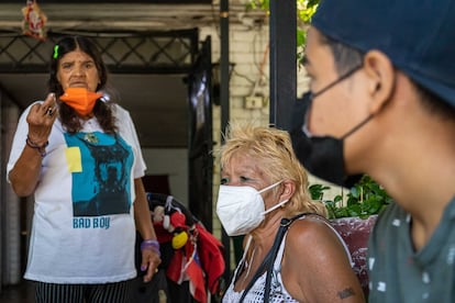 Julia Valenzuela (a la izquierda) no sabe leer ni escribir y se ha ganado la vida limpiando casas. Pero ya está mayor para seguir. ¿Qué edad tiene? No lo sabe con certeza. “Lo pone en mi carnet. Soy bisabuela”, desvela. Viuda, con dos hijos enganchados a la droga y los nietos a su cargo, no le queda más remedio que ir a la Junta de Vecinos de Nogales para poder comer.