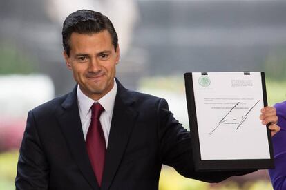 Peña Nieto, hoy, durante el anuncio.