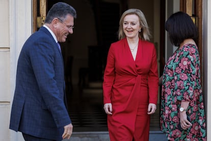 El vicepresidente de la Comisión Europea Maros Sefcovic y la ministra de Asuntos Exteriores británica, Liz Truss, en febrero en Londres.