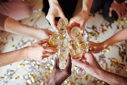 Un grupo de personas brinda en una celebración navideña.