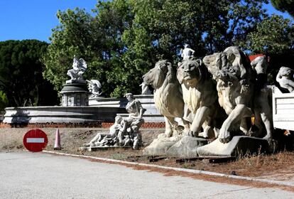 Leones originales del monumento a Alfonso XII, junto a un grupo escultórico y la fuente de Eolo.