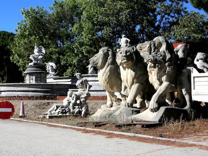 Leones originales del monumento a Alfonso XII, junto a un grupo escultórico y la fuente de Eolo.
