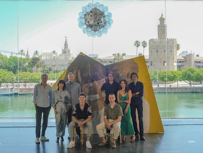 El equipo de rodaje de la serie 'El hijo zurdo', con Rafael Cobos, de pie con camisa negra y pelo largo, durante la presentación de su rodaje en Sevilla.