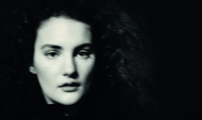 La propia hija del fotógrafo, la artista francoitaliana Stella Roversi, también ha sido una Julieta más en la historia que ha querido narrar Paolo Roversi en las calles de Verona y en un 'set' de París.